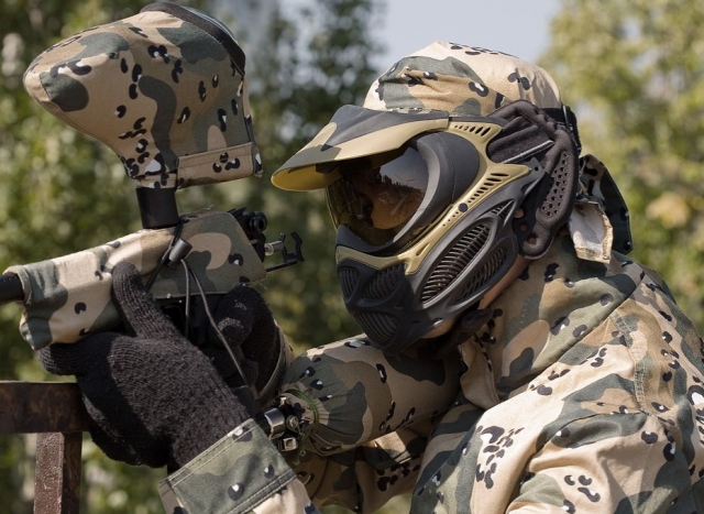  Con traje de camuflaje 